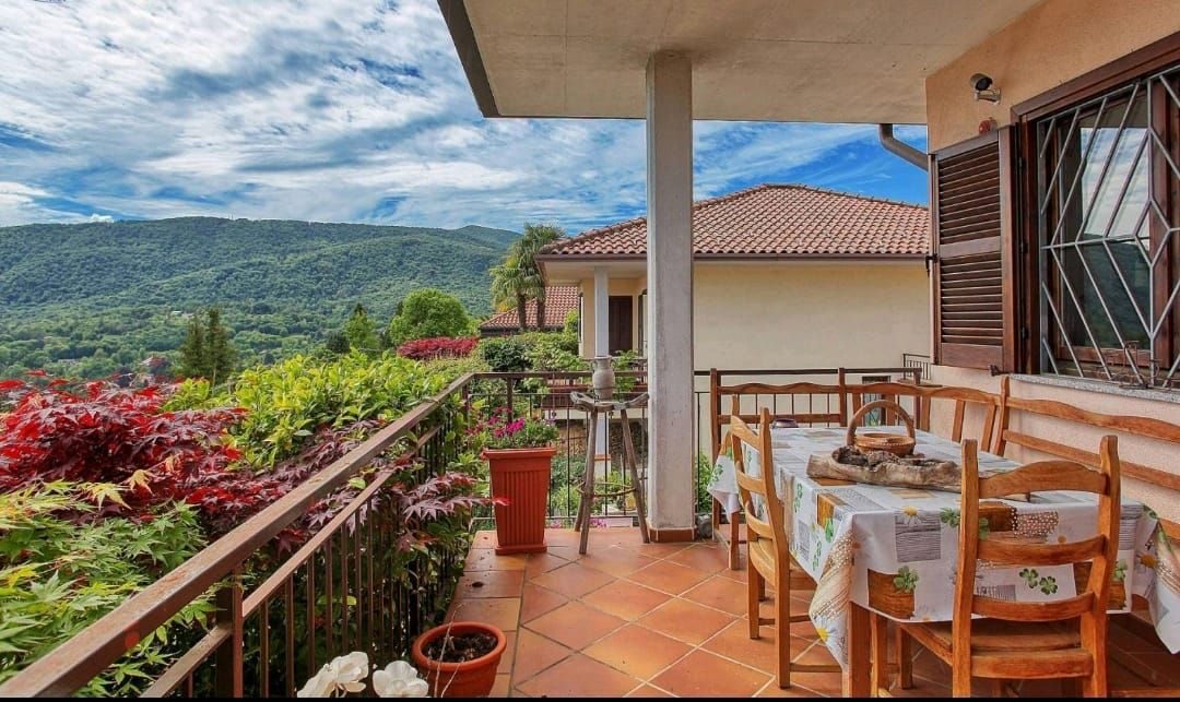 Villa bifamiliare a Cadegliano Viconago