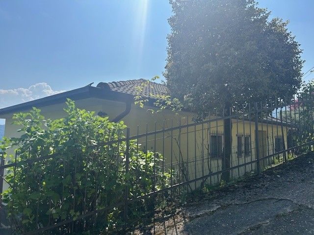 Villa bifamiliare a Cadegliano Viconago